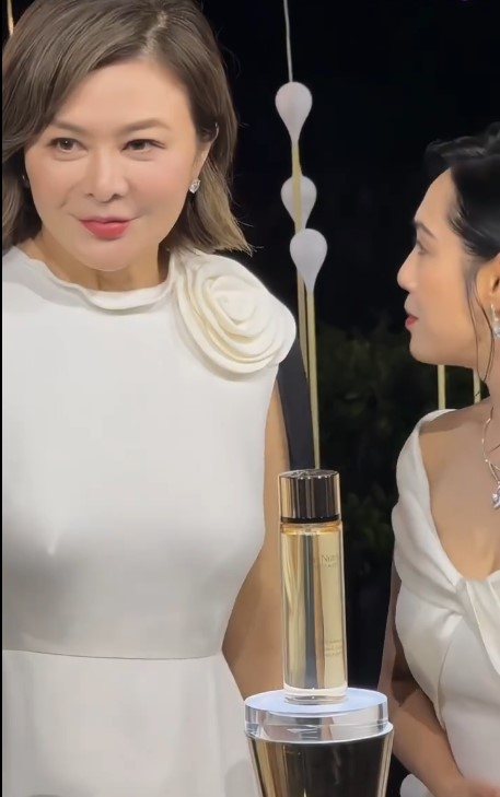 关之琳、朱茵两大港产美人一起出席活动。